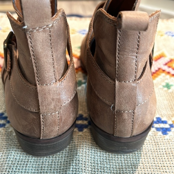 Lucky Brand Brown Buckle strapped Bootie Size 9.5. - Picture 6 of 6